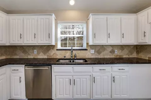 Kitchen - 4129 Hackmore Loop, Irving, TX 75061 photo 4 of 4