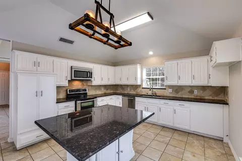 Kitchen - 4129 Hackmore Loop, Irving, TX 75061 photo 2 of 4