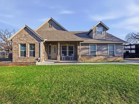 913 Carpenter St, Azle, TX 76020