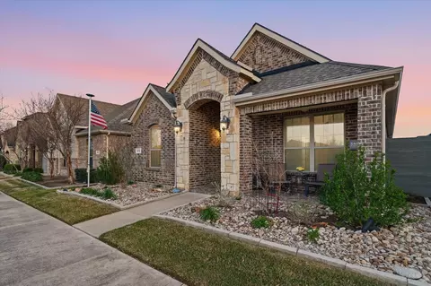 Exterior - 813 8th St, Argyle, TX 76226 photo 2 of 11