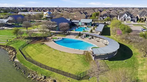 Exterior - 813 8th St, Argyle, TX 76226 photo 9 of 11