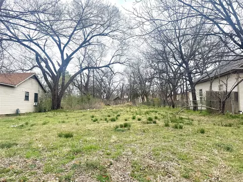217 W Acheson St, Denison, TX 75020