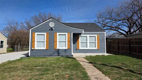 805 Adkins St, Bowie, TX 76230