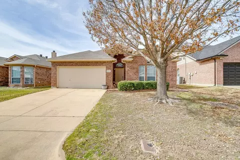 10625 Ashmore Dr, Fort Worth, TX 76131