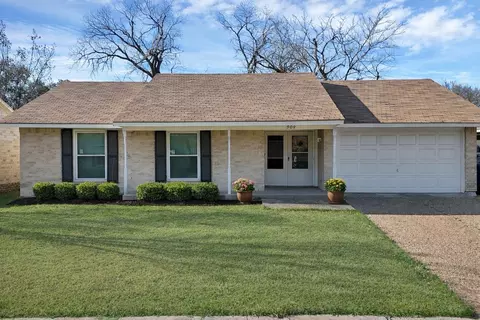 909 Ravencroft Dr, Garland, TX 75043