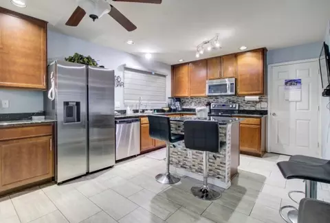 1333 Falcon Dr, Grand Prairie, TX 75051