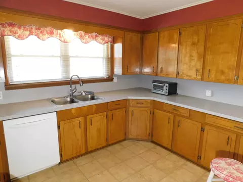 Kitchen - 214 Springhill Airport Loop, Springhill, LA 71075 photo 2 of 3