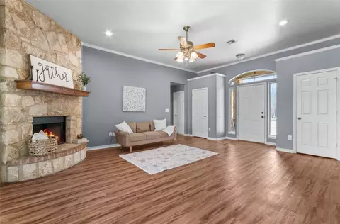 Living - 401 Greystone Dr, Lorena, TX 76655 photo 2 of 3