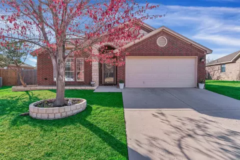 613 Creek Point Dr, Saginaw, TX 76179