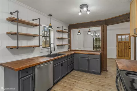 Kitchen - 16242 Highway 157, Benton, LA 71006 photo 3 of 4