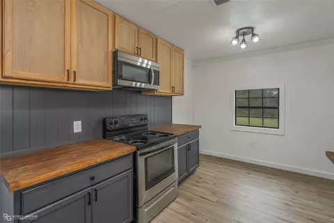 Kitchen - 16242 Highway 157, Benton, LA 71006 photo 2 of 4