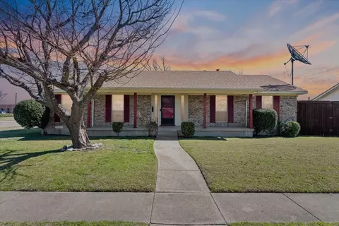 910 Bradfield Dr, Garland, TX 75042