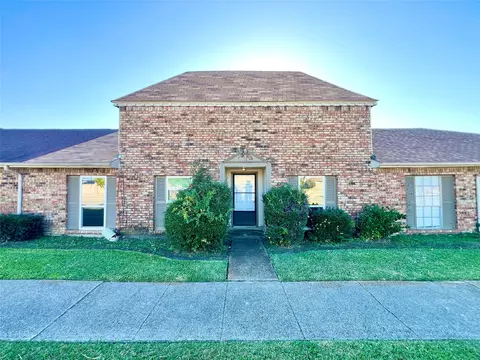 19 W Mountain Creek Dr, Grand Prairie, TX 75052