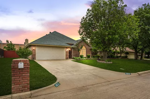 2676 Bent Tree Dr, Hurst, TX 76054