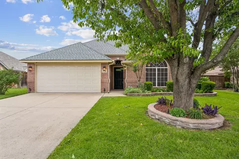 2676 Bent Tree Dr, Hurst, TX 76054