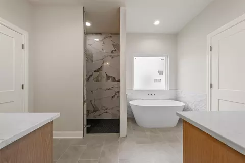 Bath - 5200 Bogey Ln, Waco, TX 76708 photo 4 of 4