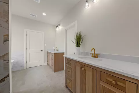 Bath - 5200 Bogey Ln, Waco, TX 76708 photo 2 of 4