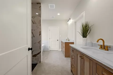 Bath - 5200 Bogey Ln, Waco, TX 76708 photo 3 of 4