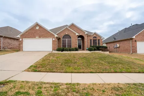 8700 Shadow Trace Dr, Fort Worth, TX 76244