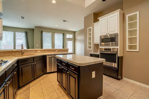 8700 Shadow Trace Dr, Fort Worth, TX 76244