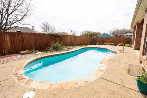 8700 Shadow Trace Dr, Fort Worth, TX 76244