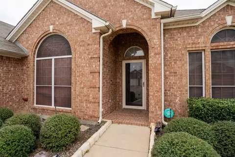 8700 Shadow Trace Dr, Fort Worth, TX 76244