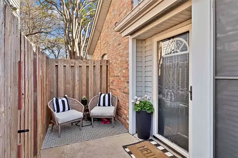 2577 Shady Ridge Dr, Bedford, TX 76021