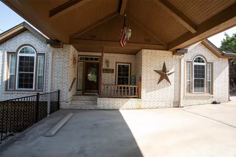 880 Cliffs Dr, Graford, TX 76449