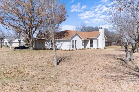 Exterior - 655 E Reindeer Rd, Lancaster, TX 75146 photo 3 of 3