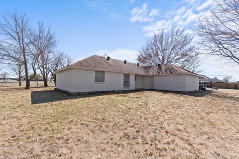 Exterior - 655 E Reindeer Rd, Lancaster, TX 75146 photo 2 of 3