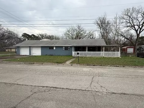 1217 N Lamb St, Bowie, TX 76230