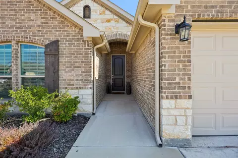 212 Magnolia Dr, Azle, TX 76020