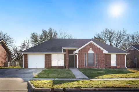 1013 Solomon Dr, Commerce, TX 75428