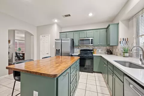 Kitchen - 12033 Ringtail Dr, Fort Worth, TX 76244 photo 3 of 4