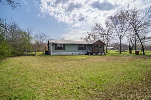 Exterior - 101 Taylor St, Como, TX 75431 photo 3 of 9