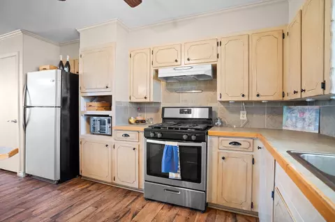 Kitchen - 101 Taylor St, Como, TX 75431 photo 2 of 3