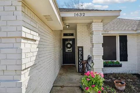 1632 Greenway Ct, Midlothian, TX 76065