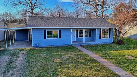 900 N Lamb St, Bowie, TX 76230