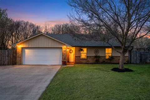 125 W 5th St, Krum, TX 76249