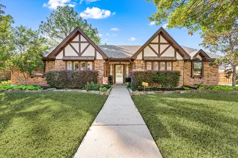 129 E Louella Dr, Hurst, TX 76054