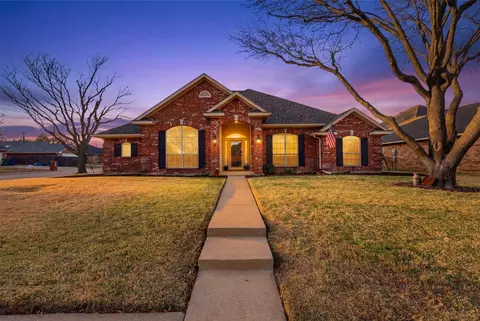 701 Queens Dr, Waxahachie, TX 75165
