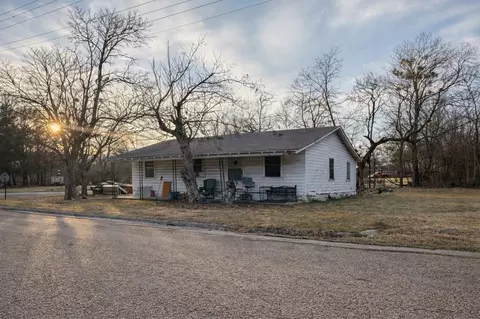 411 S Leon St, Groesbeck, TX 76642