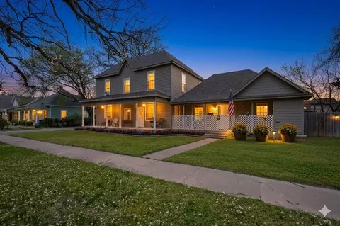 913 W Chestnut St, Denison, TX 75020