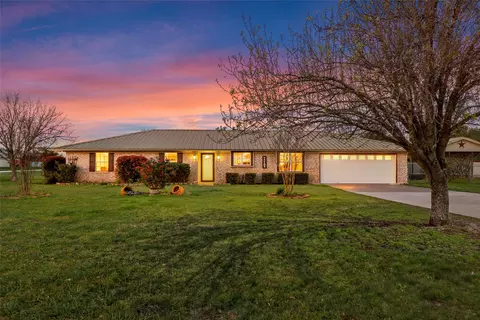 117 N 9th St, Lott, TX 76656