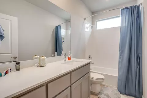 Bath - 1824 Millbrae Rd, Cleburne, TX 76033 photo 3 of 4