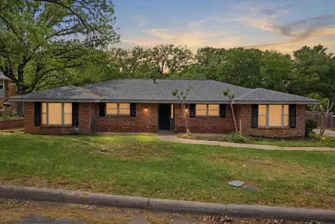 1200 Woodridge Cir, Euless, TX 76040