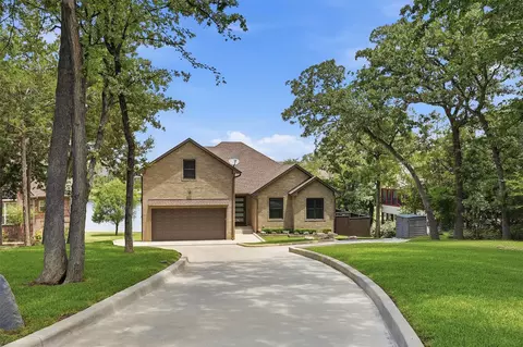 101 Manito Cv, Lake Kiowa, TX 76240