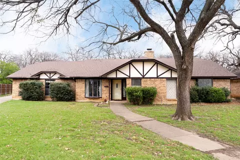 549 Greenwood Cir, Hurst, TX 76053