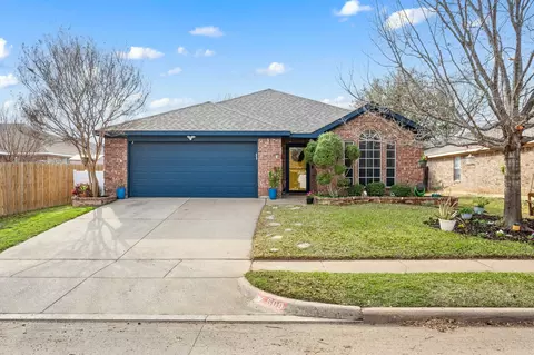 609 Oak Hollow Trl, Saginaw, TX 76179