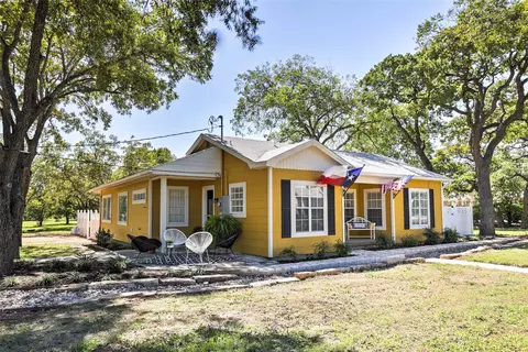 809 E Highway St, Fredericksburg, TX 78624